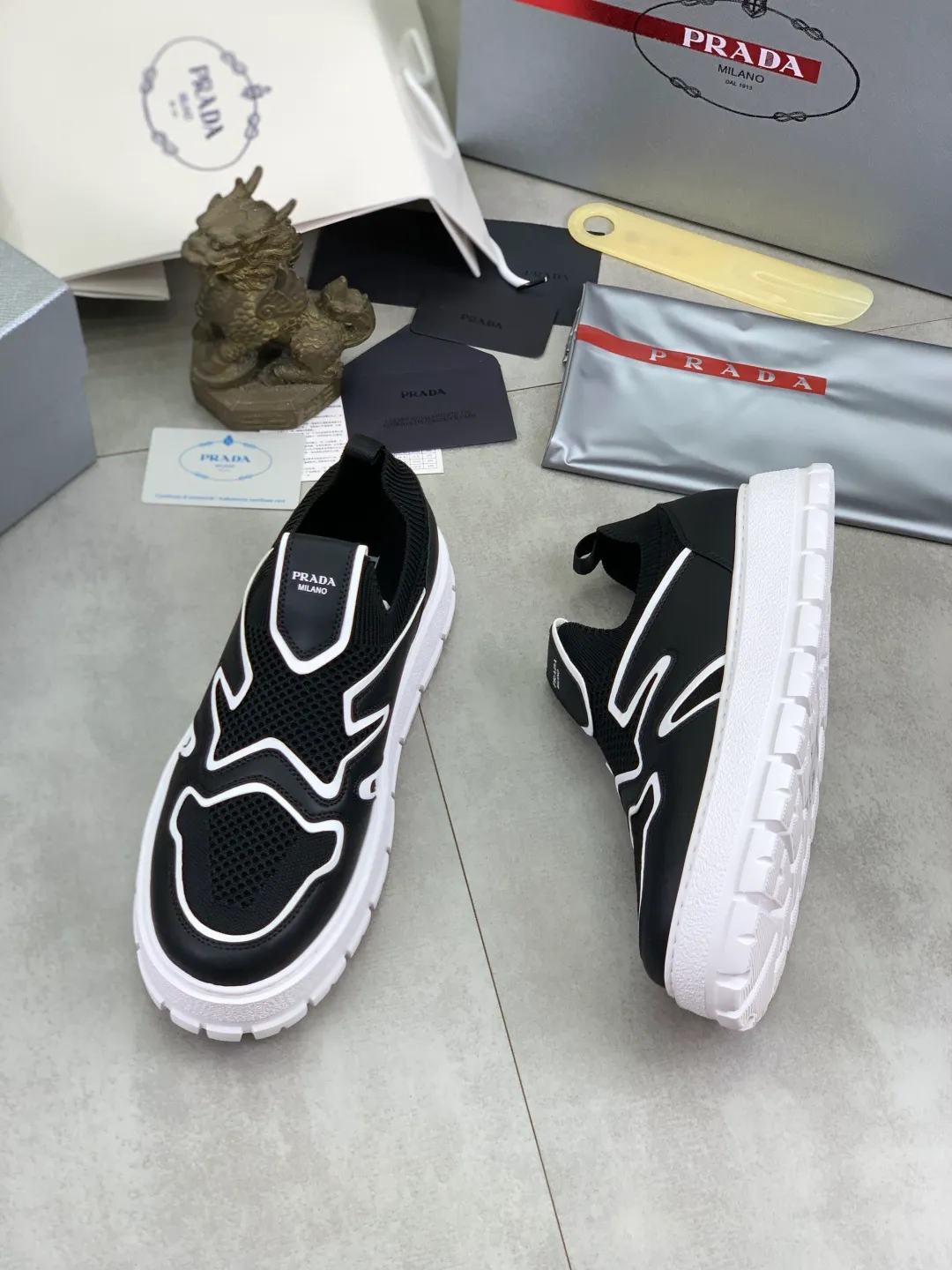 Men's shoes 💰P600💰 [New style] Flying weave series (summer must-have) is now available on the official website, 🆘 Trendy brand (Prada) mainly promotes popular models, avant-garde and versatile fashionable men's shoes, private version mold opening, cowhide surface splicing 1:1.. Fashionable and simple, original imported cowhide and cowhide leather feet; the atmosphere and personality are more fashionable, eye-catching and pursuing class. It will subvert the old idea and be a must-have for fashion trendsetters with you! Must keep it for yourself! High-end comfort and low-end, high-end quality workmanship. Size: 38-45 4️⃣colors available.